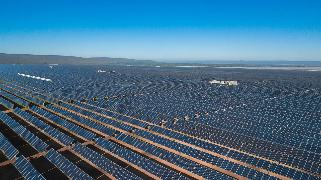  Canadian Solar's BiHiKu modules power Recurrent Energy's Jaiba III solar project in Brazil. (Image Credit: Recurrent Energy)  