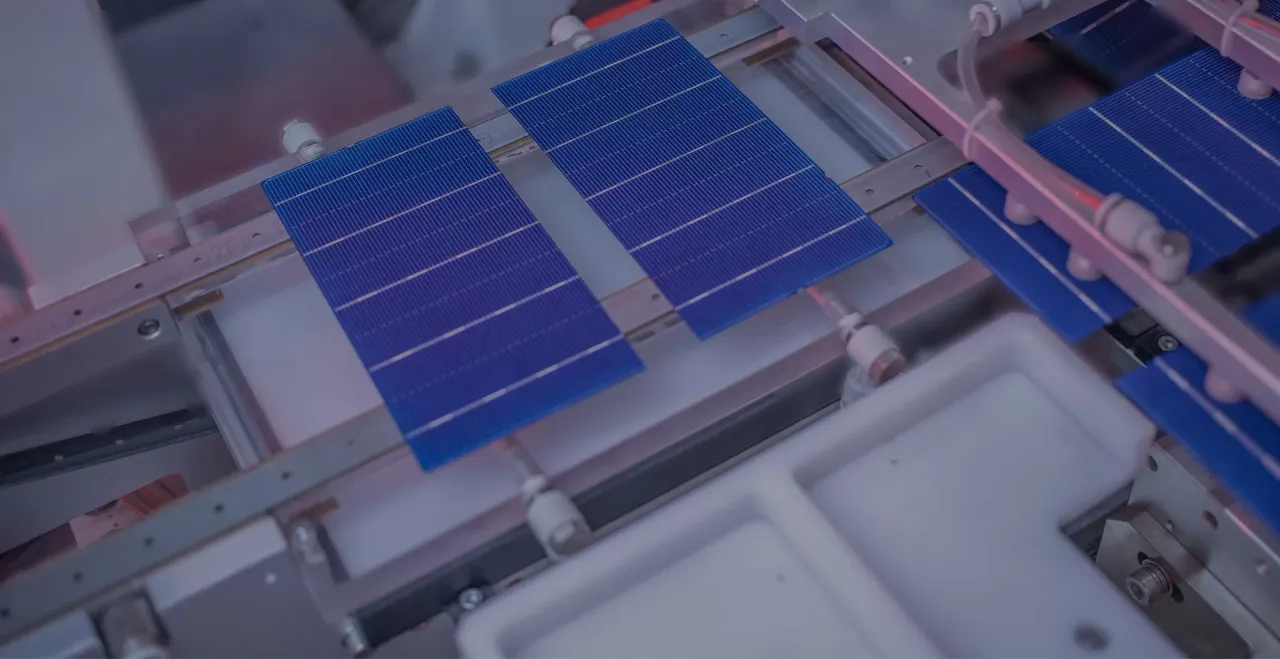  Increased string lengths enabled by 2,000 V modules promise cost savings and efficiency gains for solar projects. (Image Credit: JinkoSolar)  