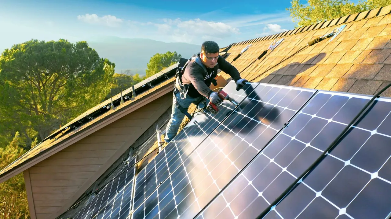  Virginia's new law, effective July 1, 2024, will permit rooftop solar leasing, enhancing energy choice. (Image Credit: SEIA)  