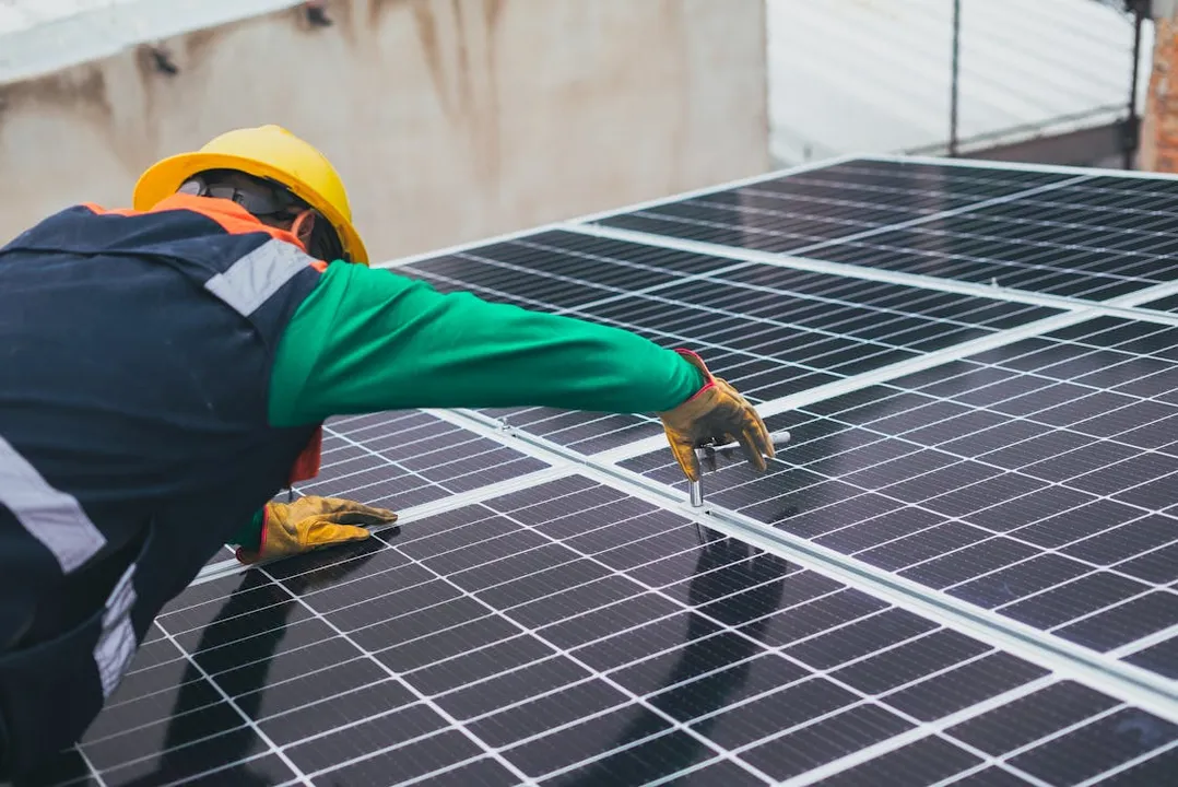  Cedar Creek Energy installs a 1.05 MW solar array at Room & Board's headquarters, offsetting 120% of electricity usage. (Image Credit: Pexels)  
