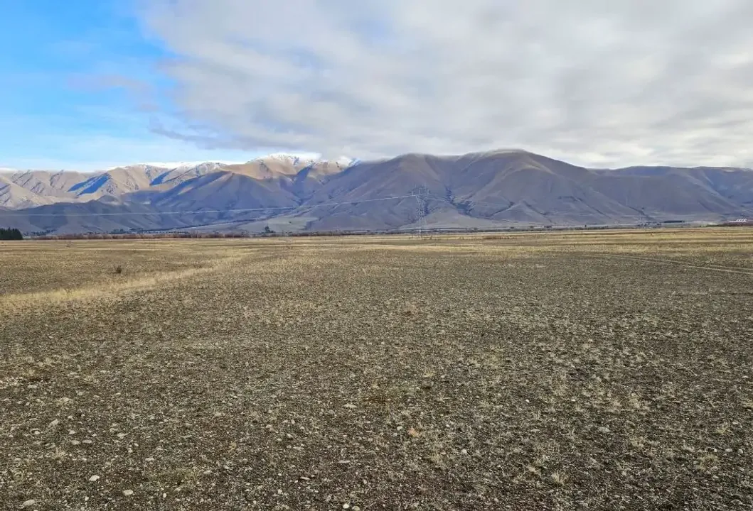  Lodestone Energy partners with Haldon Station to develop a 220 MW solar farm in New Zealand’s Mackenzie District, powering 50,000 homes. (Photo Credit: Loadstone Energy)  