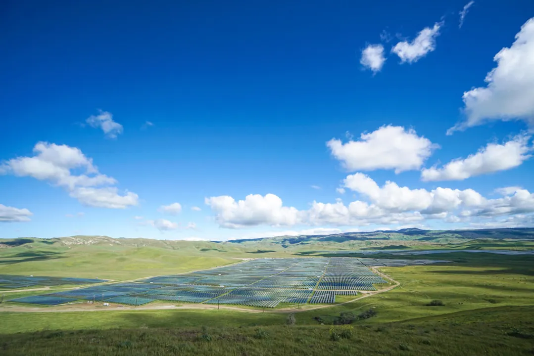  The Gibson Solar Project offers landowners income diversification while allowing them to continue agricultural activities on their land. (Image Credit: Arevon)  