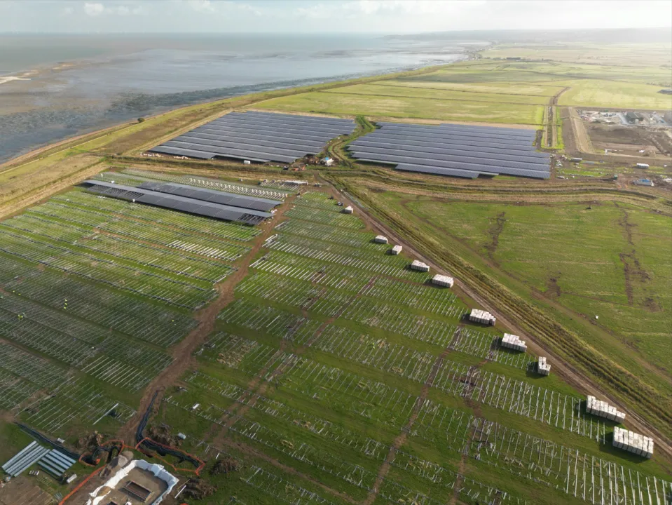 Quinbrook’s Cleve Hill solar park will help reduce carbon emissions by more than 142,000 tons annually. (Image Source: Quinbrook) 

  