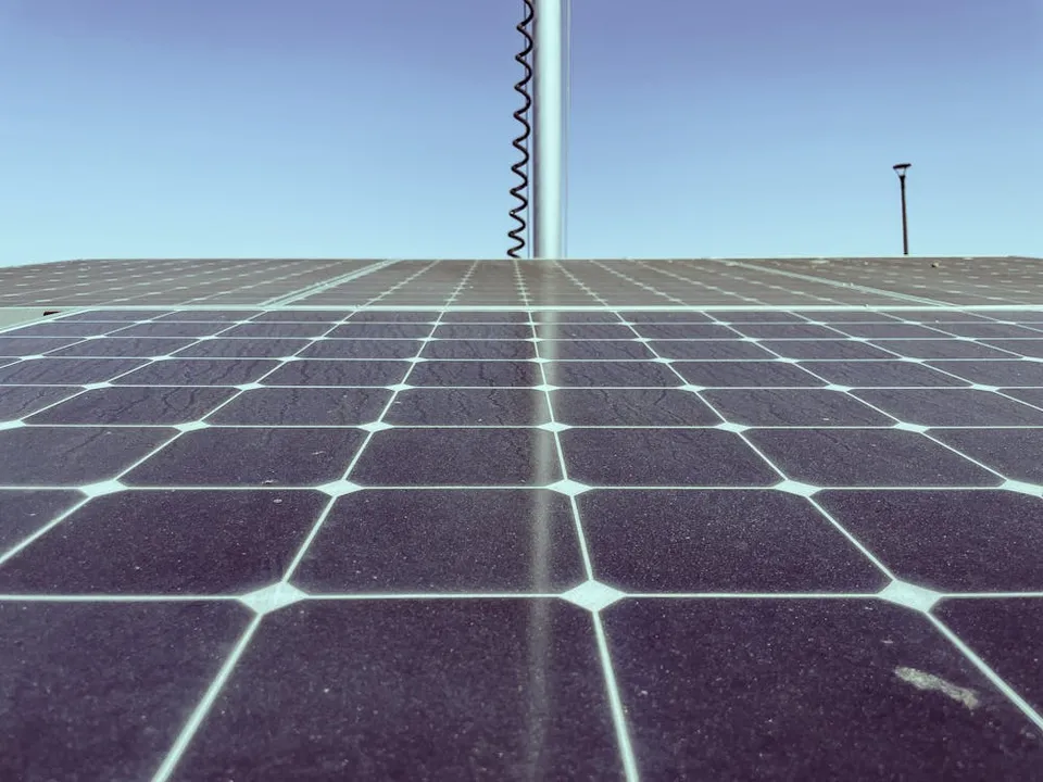  The Rivesville solar project supports Mon Power and Potomac Edison’s renewable energy strategy, adding 5.5 MW to the grid. (Image Credit/Source: Kindel Media/Pexels) 

  