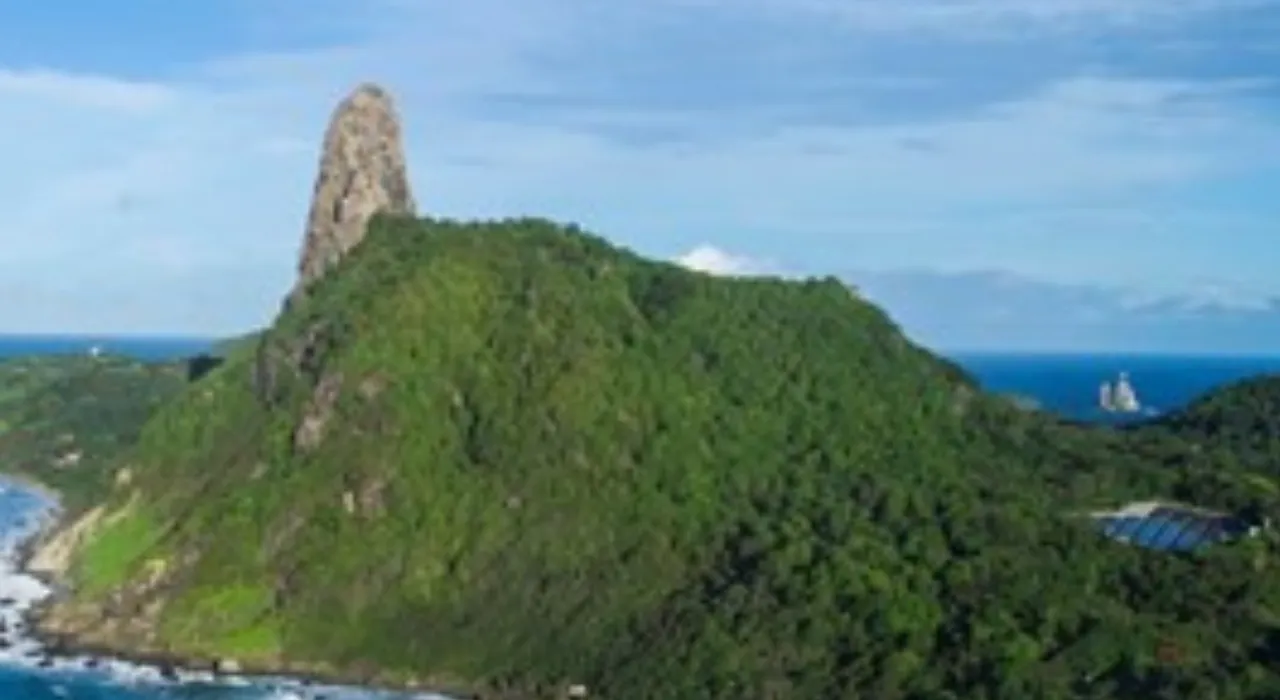  The Noronha Verde initiative seeks to replace diesel power with photovoltaic energy and battery storage, transforming the archipelago's energy profile. (Image Source:  Neoenergia)  