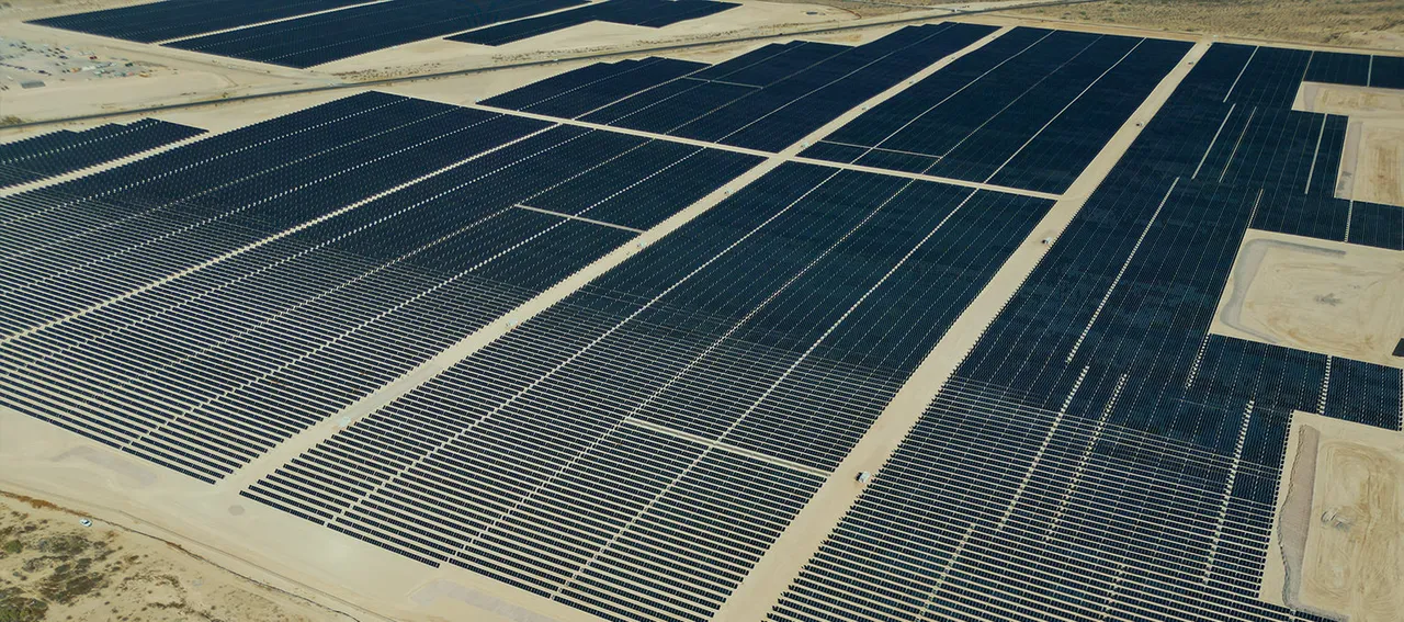  The Sun Pond solar and battery system combines advanced US-made components for efficient energy delivery. (Image Source: Longroad Energy)  