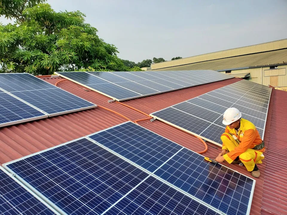  Federal Bank and Ecofy’s new program will fund rooftop solar for MSMEs, reducing 2,500 tons of CO₂ annually. (Image Credit/Source:  Trinh Trần/Pexels)  
