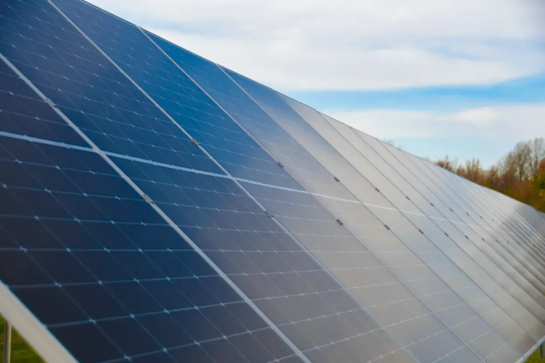  MLP&T’s solar project spans 1 million square feet, reducing 282,000 metric tons of carbon emissions over its lifespan. (Image Source: Chaberton Energy)  