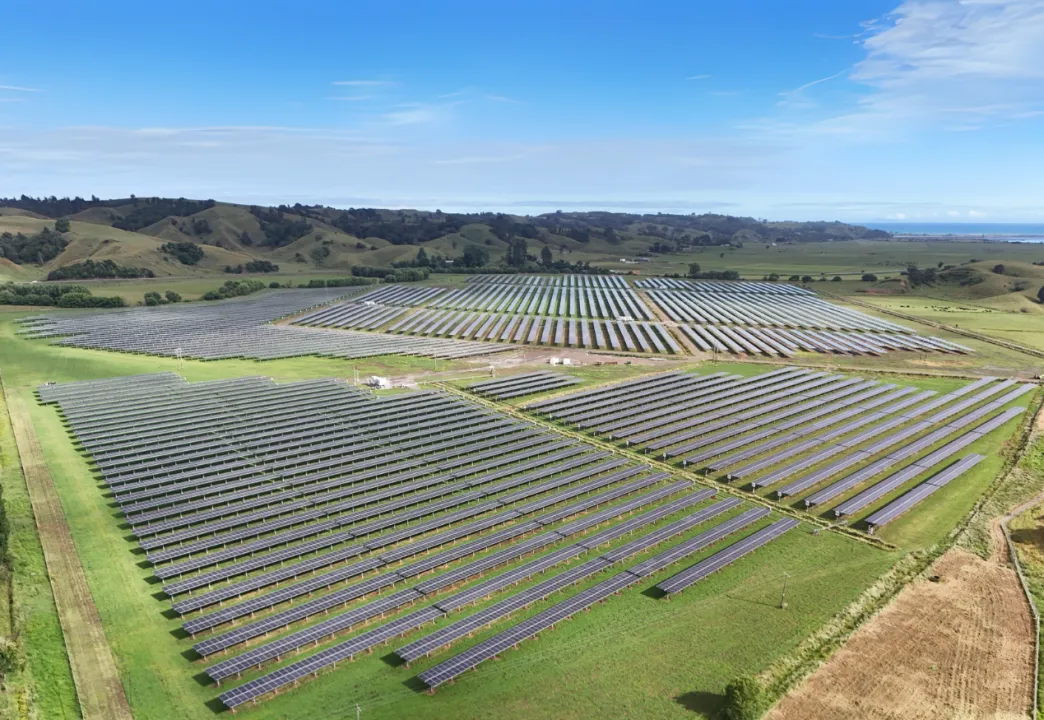  Lodestone’s 69 GWh solar farm integrates bifacial panels and agrivoltaics to enhance energy production and land use. (Image Source: Lodestone Energy)  
