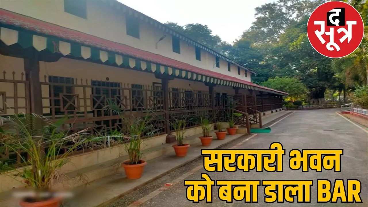 BJP-Congress leaders drinking alcohol together Chhattisgarh Bhawan