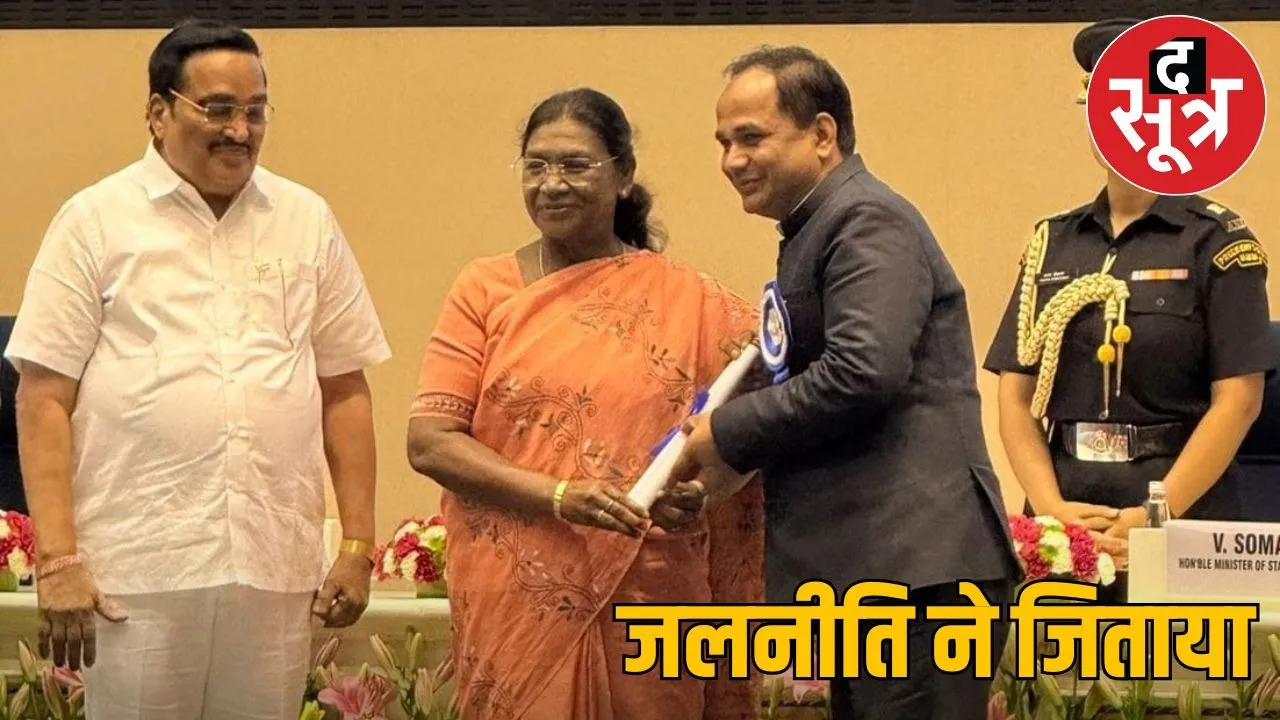 president dropdi murmu giving prize