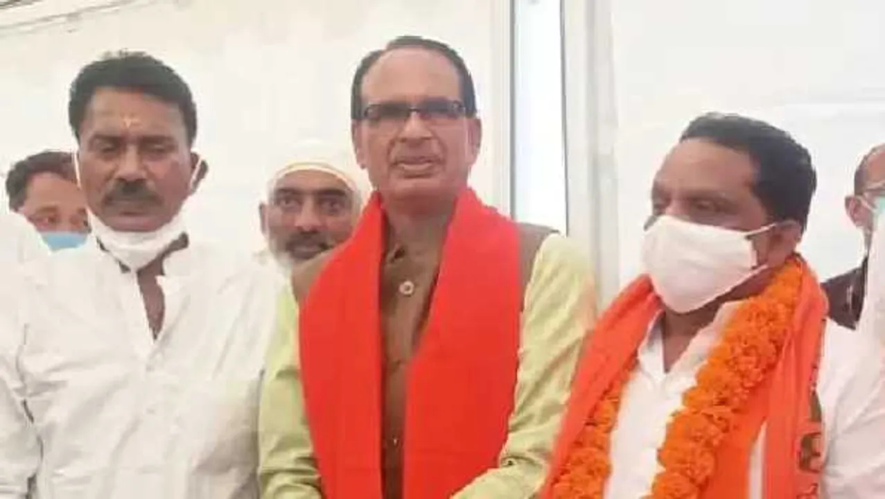 सियासत: चुनावी सरगर्मी के बीच कांग्रेस को झटका, पूर्व MLA सोलंकी BJP में शामिल