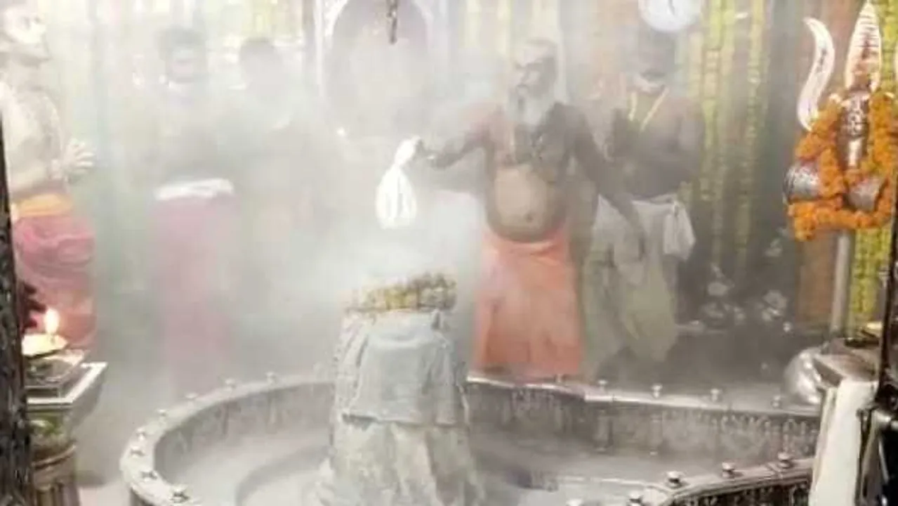 जय महाकाल: 17 महीने बाद भस्मारती में शामिल हुए श्रद्धालु, पहले दिन 696 को प्रवेश  