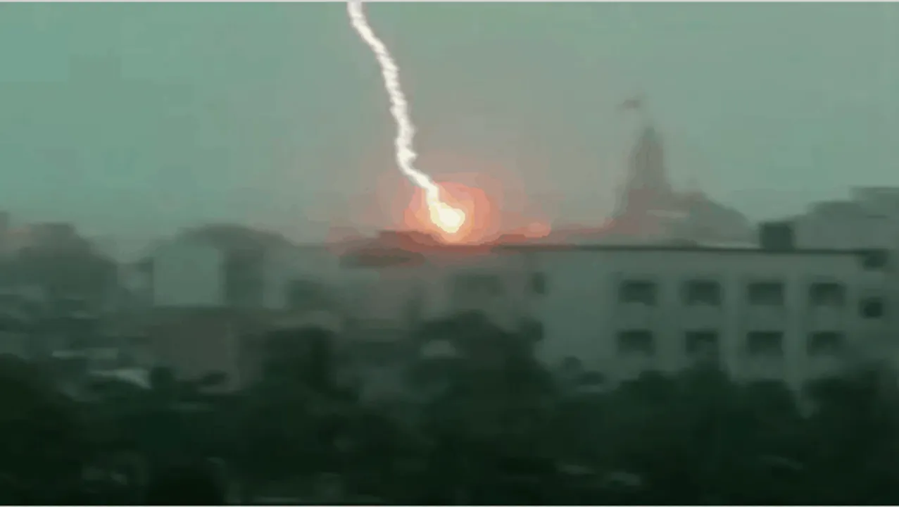 द्वारका में हादसा: द्वारकाधीश मंदिर पर गिरी बिजली, झंडे को नुकसान, लोग बोले भगवान ने बचाया 
