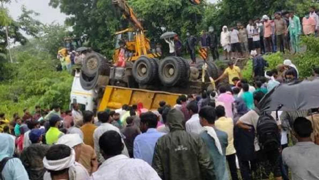 दर्दनाक हादसा: महाराष्ट्र के बुलढाणा में सरिये से भरा ट्रक पलटा, MP के 13 मजदूरों की मौत
