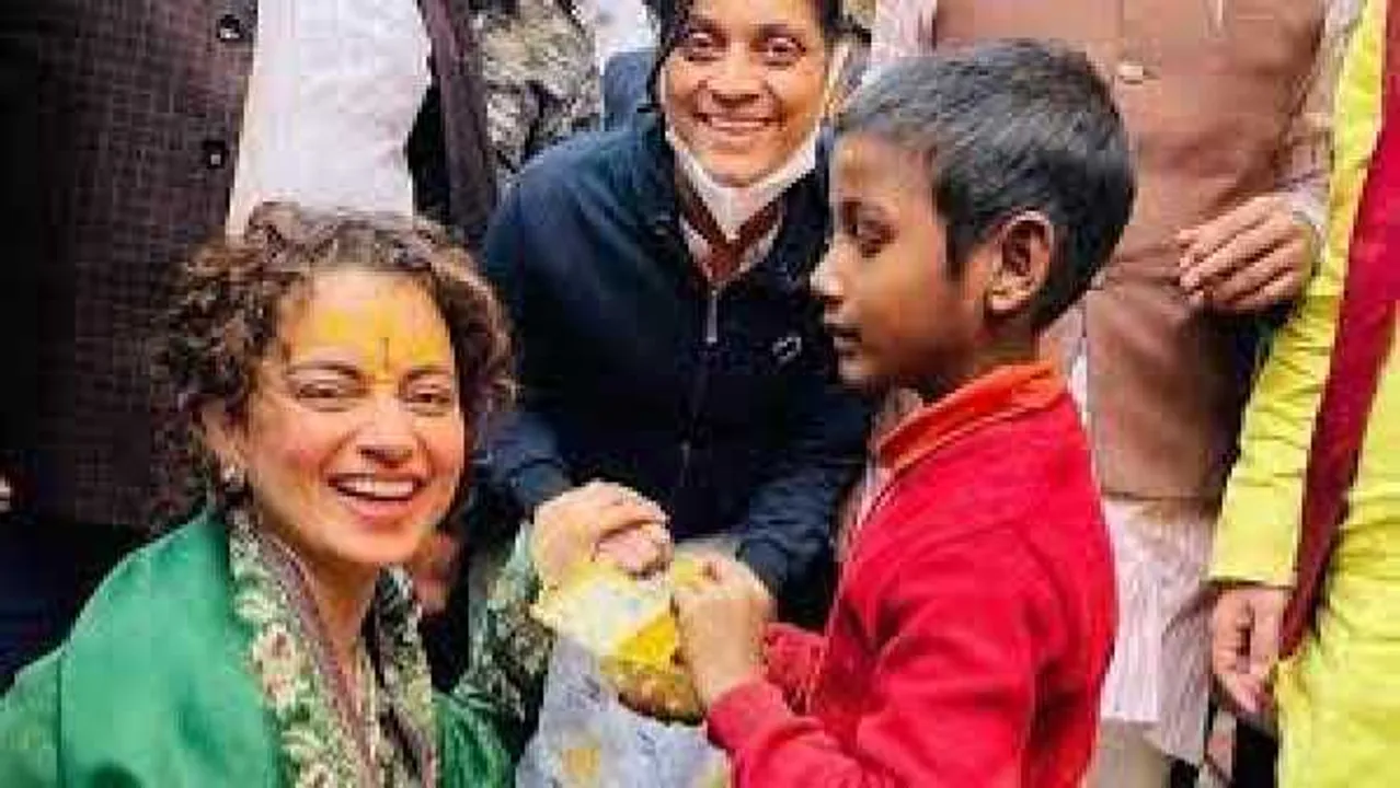 मथुरा:कंगना ने किए बांके बिहारी के दर्शन,यूपी चुनाव में प्रचार करनेके सवाल पर दिया ये जवाब