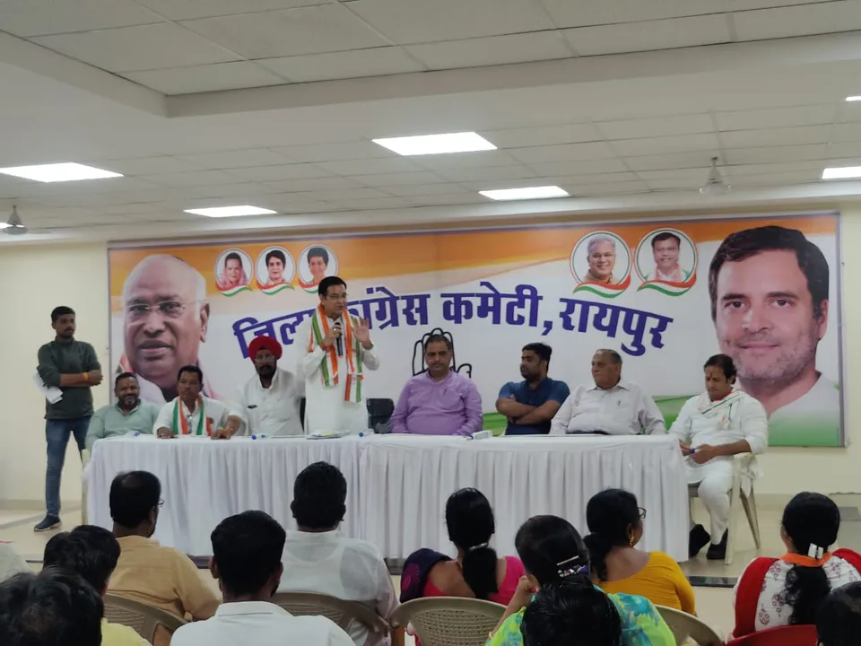 रायपुर में कांग्रेस के दावेदारों से वन टू वन चर्चा, राजधानी की दक्षिण सीट के लिए फंसा पेंच, पर्यवेक्षक प्रीतम सिंह ने दी सलाह