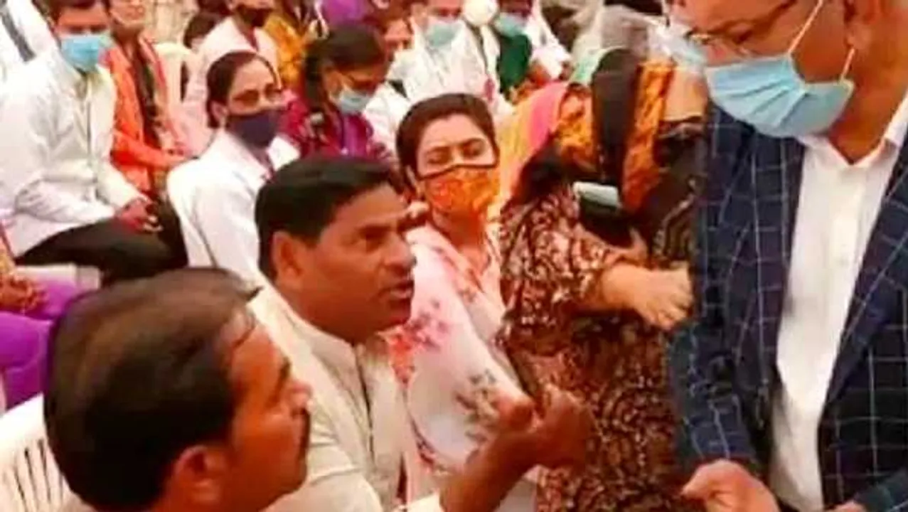 ऐसे माने नेताजी: मंच की कुर्सी पर जिपं अध्यक्ष का नाम नहीं था, नेता पति बिफरे, अफसर ने माफी मांगी
