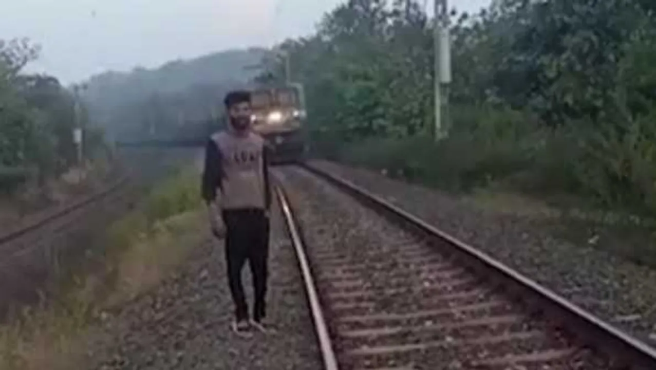 माता-पिता रोएं या कोसें: रेलवे ट्रैक के बगल में कर रहा था वीडियो शूट, पीछे से ट्रेन आ गई और...