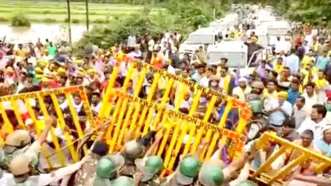 आदिवासी मौत केस: थाना घेरने आ रहे जयस वर्कर्स ने 4 बैरिकेड तोड़े, पुलिस बेबस