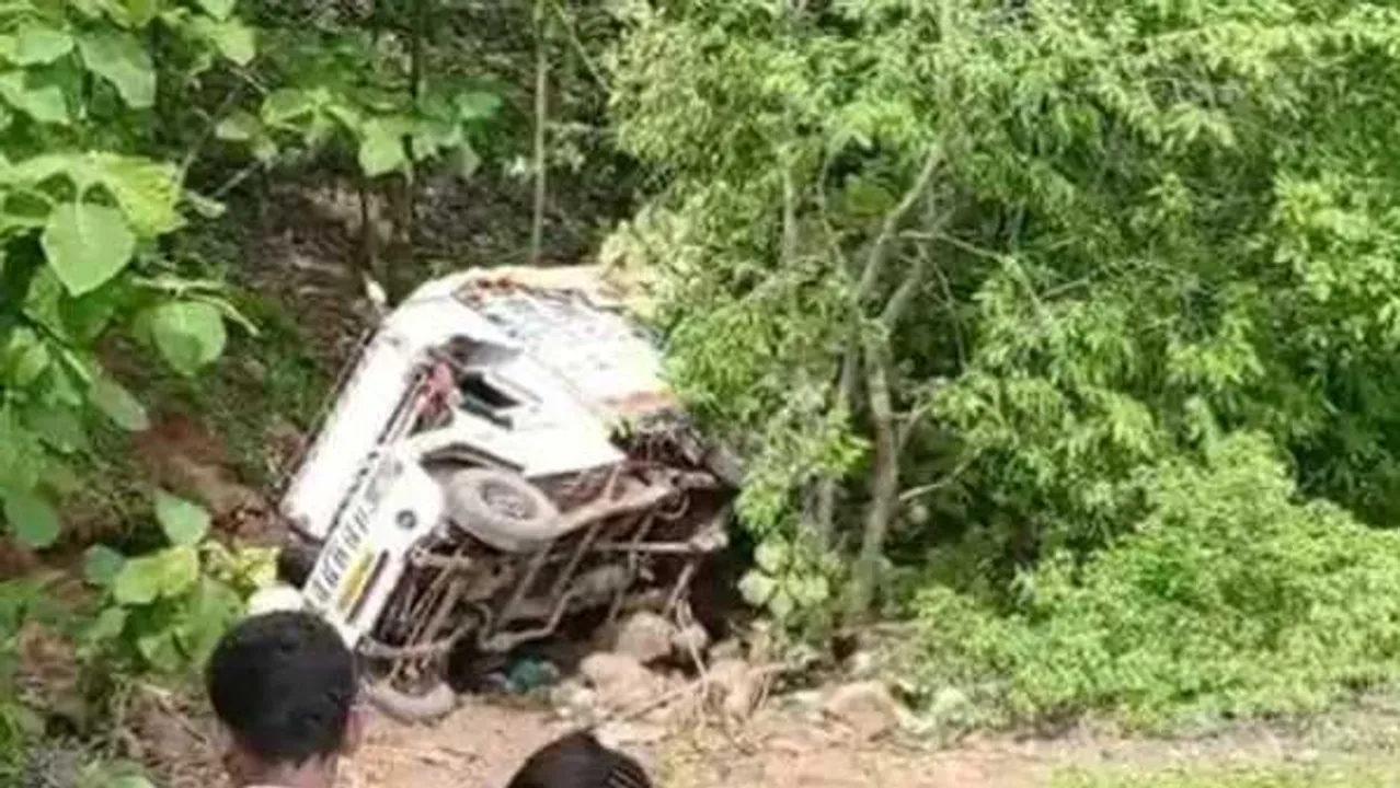 बड़वानी में भीषण हादसा: श्रृद्धालुओं से भरी गाड़ी 100 फीट गहरी खाई में गिरी, 4 की मौत
