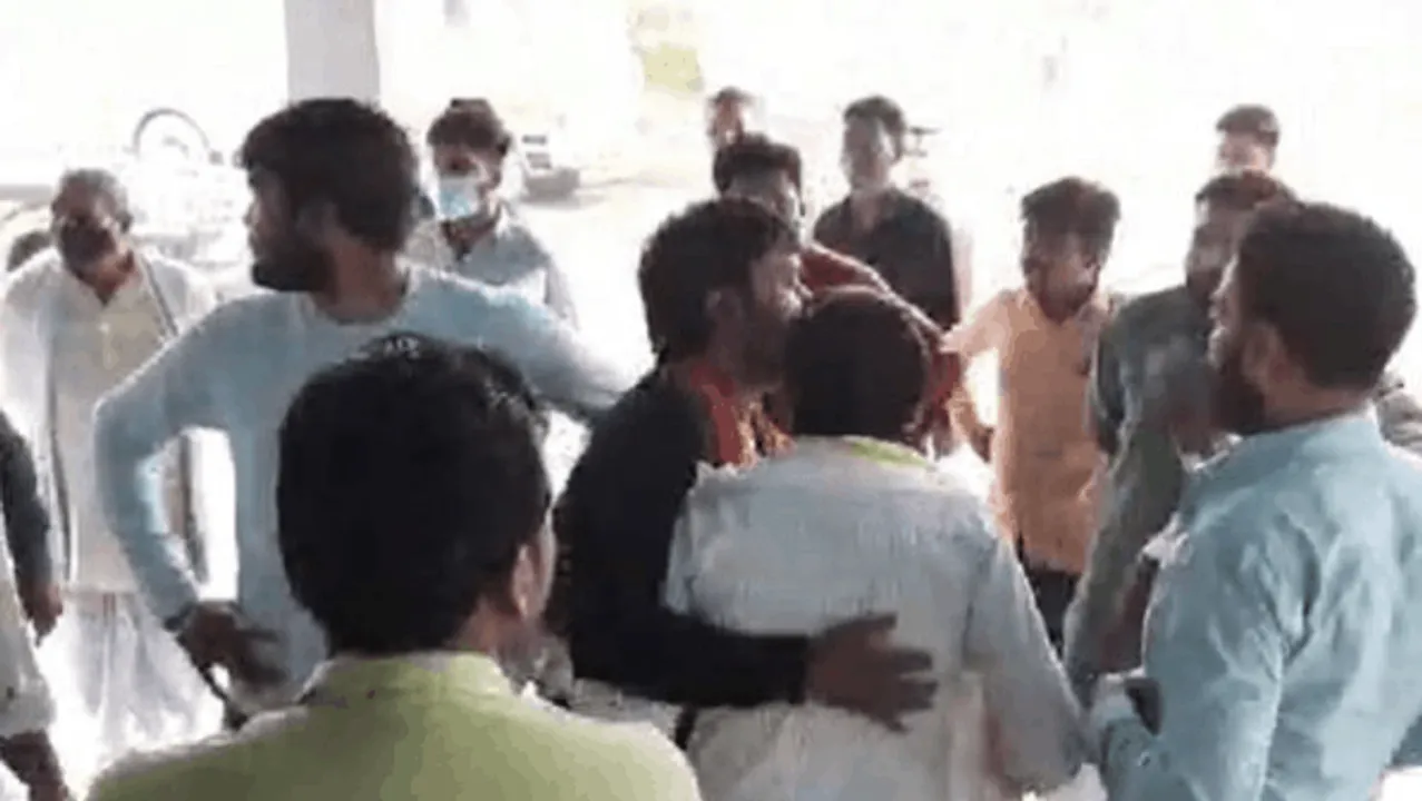 15 करोड़ का टेंडर विवाद: बीजेपी-कांग्रेस के नेताओं में मारपीट, जमकर चले लात-घूंसे
