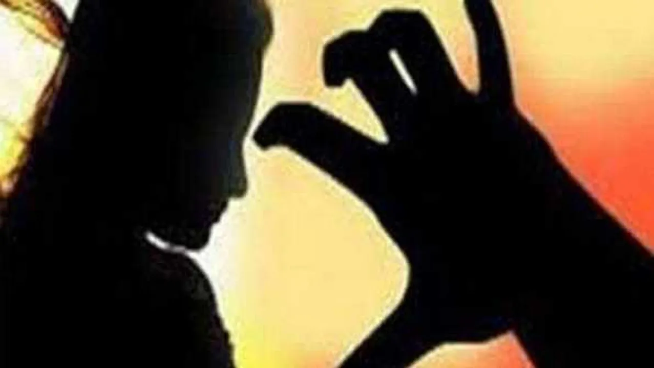 मनचले को सिखाया सबक: महिला ने चप्पल और लात- घूंसे से पीटा,लंबे वक्त से थी परेशान