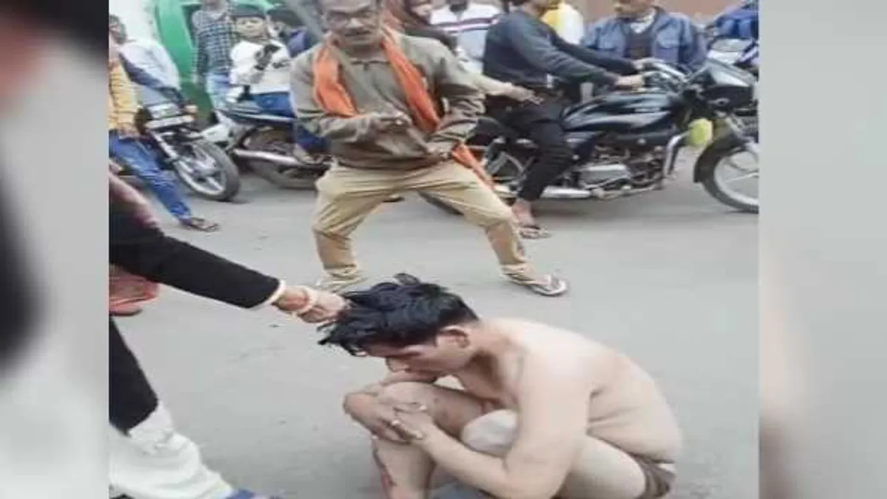 ये कैसा कानून: सड़क पर युवक के कपड़े फाड़ उसे सरियों से पीटा,पुलिस भी देखती रही तमाशा