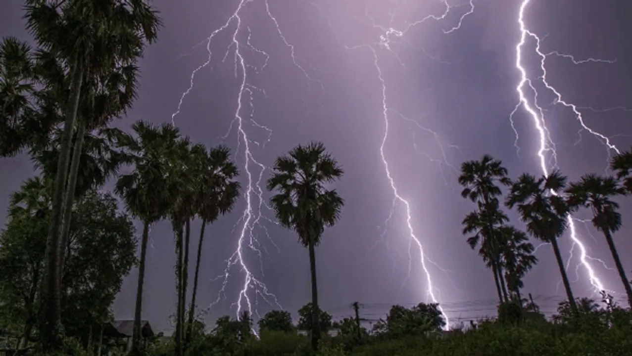 छत्तीसगढ़ में रेड अलर्ट: 9 जिलों में आज भारी बारिश, बिजली गिरने की गंभीर चेतावनी