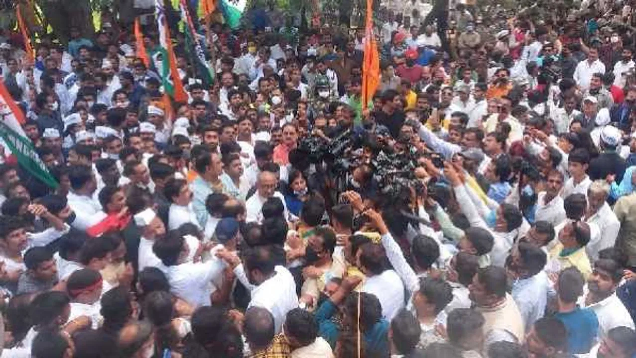 MP: 'बदलापुर' के खिलाफ कांग्रेस का विरोध, दिग्विजय की अगुआई में हजारों कार्यकर्ता सड़क पर उतरे
