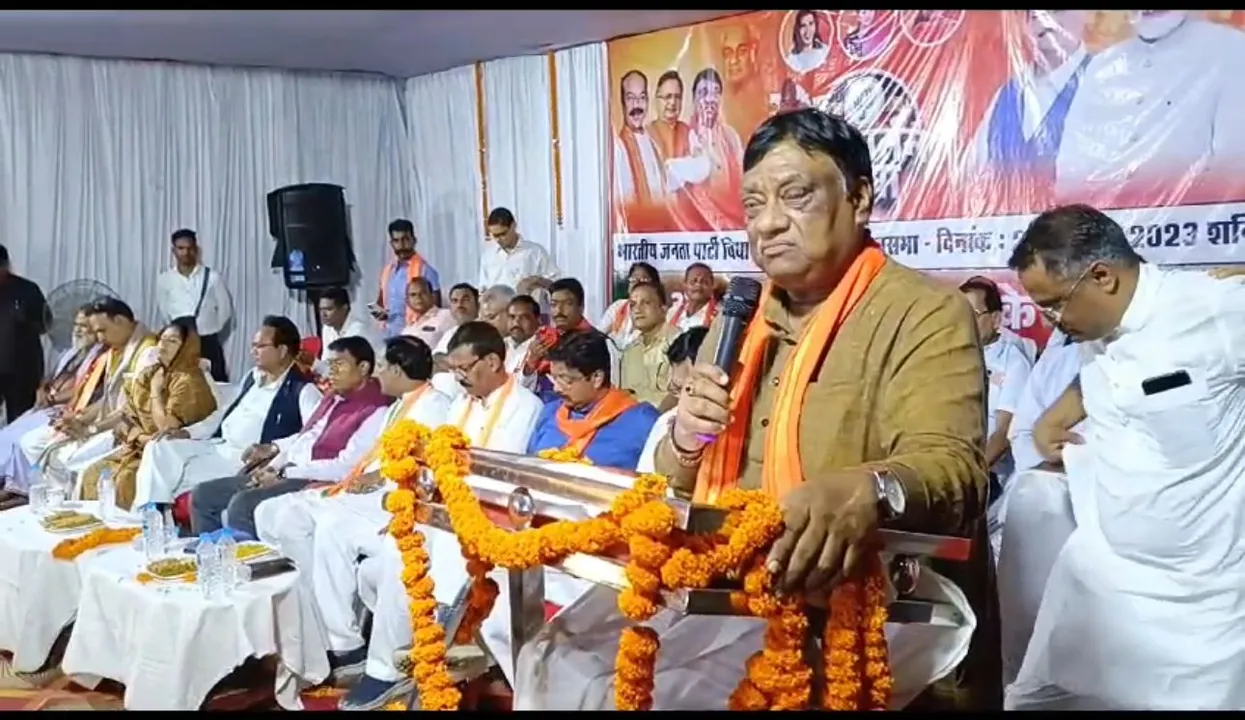 सारंगढ में नेता प्रतिपक्ष चंदेल का सीएम भूपेश से सवाल - गोबर खाद कहीं दिख नहीं रहा है, क्या गोबर खाद कोल्ड स्टोरेज में रखे हैं, चंदेल ने प्रशासन को भी चेताया