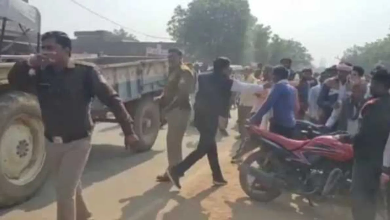 MP: खाद की मांग को लेकर किसान कर रहे थे प्रदर्शन, TI ने किसान को जड़ा थप्पड़