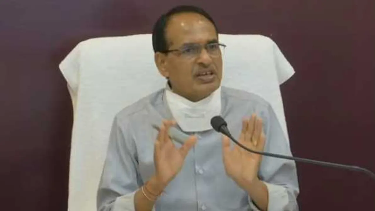 बाढ़ पीड़ितों की सहायता: CM ने पहुंचाई राहत राशि, बोले- गड़बड़ी मिली तो छोड़ूगा नहीं