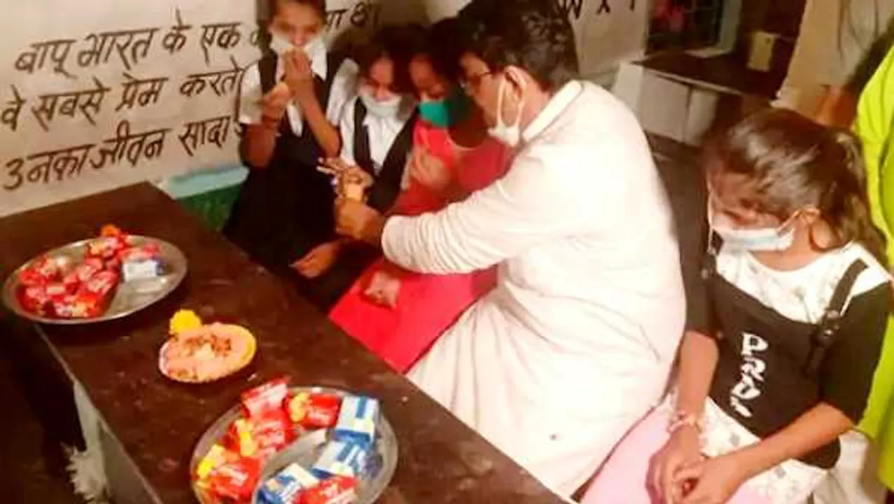 MP: सरकारी स्कूल में बच्चे डाइनिंग टेबल पर बैठकर खाएंगे, गुना के 20 स्कूलों में व्यवस्था

