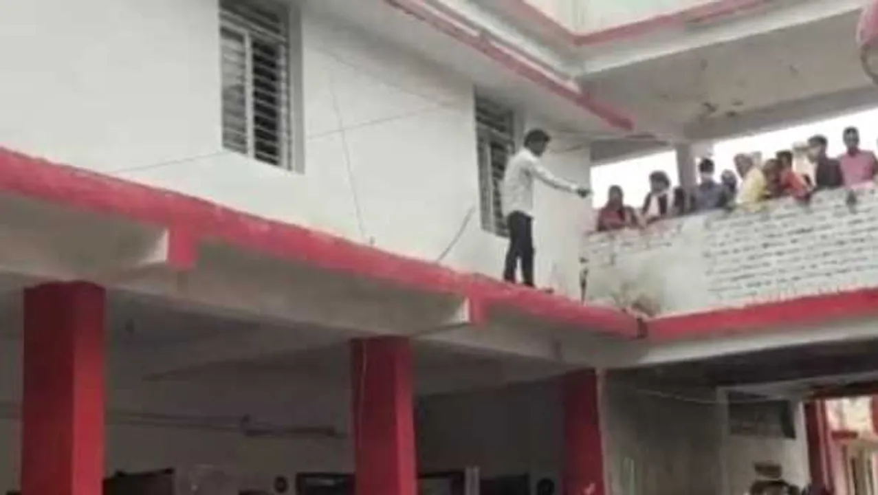 सागर नगर निगम में हंगामा: पीएम आवास का घर नहीं मिला तो निगम की छत पर बवाल काटा
