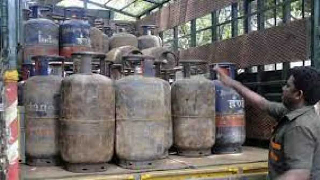 महंगाई डायन: कमर्शियल सिलेंडर 266रु महंगा, बाहर का खाना बिगाड़ सकता है बजट