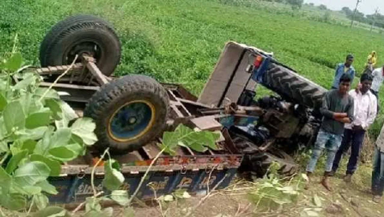 दर्दनाक हादसा: टायर फटने से ग्रामीणों से भरी ट्राली पलटी, 4 की मौत और 19 लोग घायल