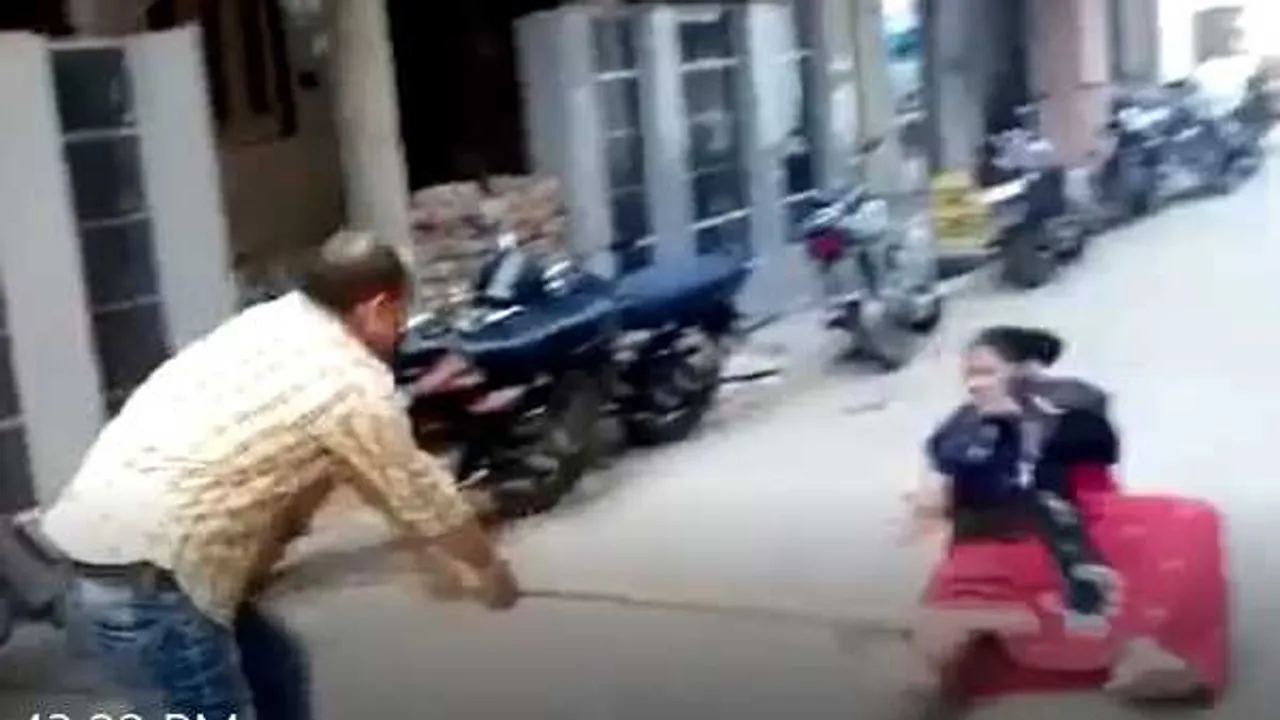 लट्‌ठबाज डॉक्टर: चाची और बहन को सड़क पर दौड़ा-दौड़ाकर पीटा, घर खाली करने को लेकर विवाद  