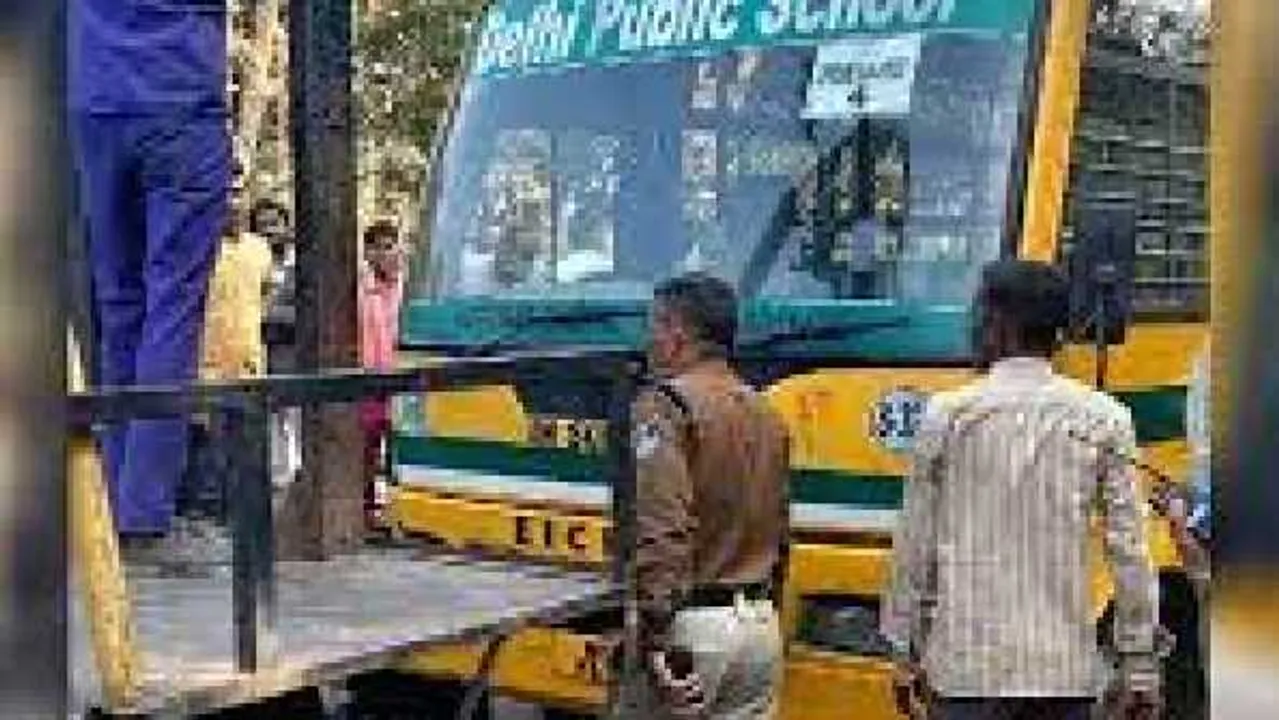 Accident: DPS की बस ने बाइक को मारी टक्कर,1 की मौत, क्रेन से निकालनी पड़ी बाइक