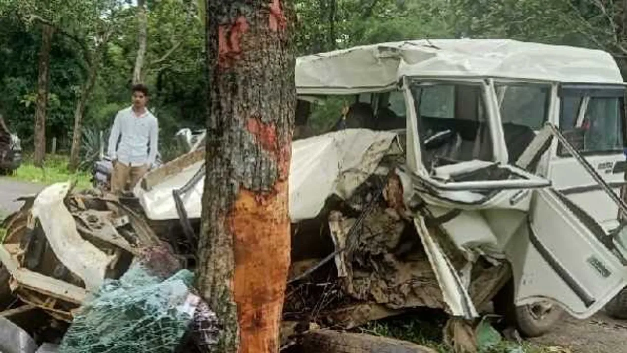 अनूपपुर में हादसा: रीवा के सैलानियों की जीप पेड़ से टकराई, तीन की मौत, पांच लोग घायल
