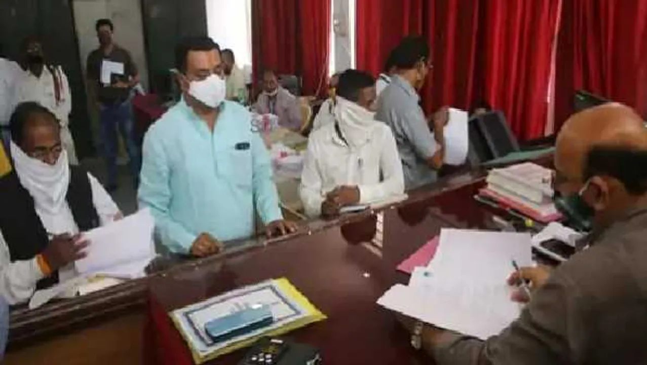 सतना: पूर्व मंत्री जुगल किशोर बागरी के बेटे, बहू ने निर्दलीय फॉर्म भरा, 20 समर्थकों पर FIR