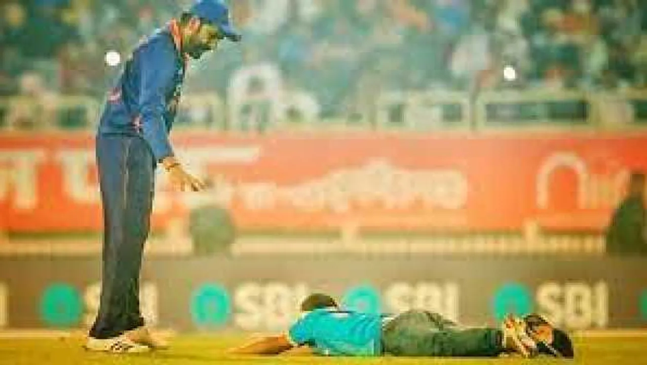 ऐसे भी फैन होते हैं: एक शख्स ग्राउंड पर आकर रोहित के चरणों में लेटा और ये भी करना चाहा