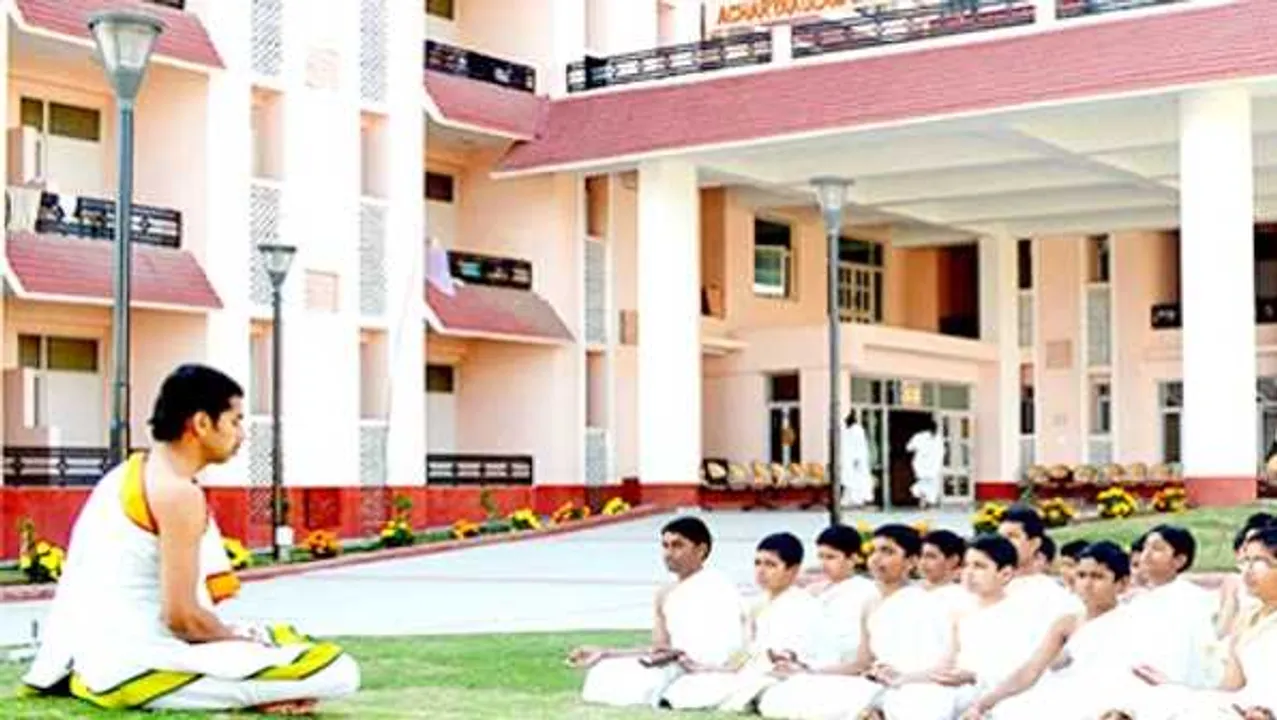 बाबा रामदेव के स्कूल में एडमिशन: बॉयज को 6th, 9th और गर्ल्स को 4 क्लासों में दाखिला