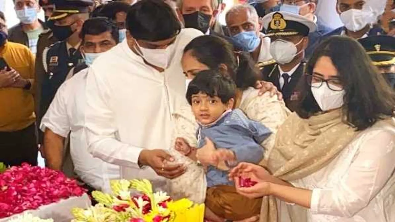 अब तुम्हारे हवाले...: अंतिम यात्रा के दौरान लोगों ने लगाए नारे, नाना को ढूंढता रहा नाती