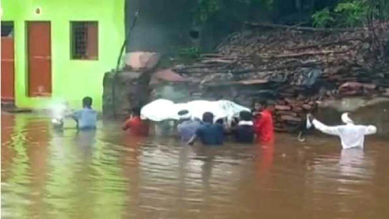 बाढ़ का सितम: गुना में कमर तक भरे पानी में निकाली शवयात्रा, हर साल यही समस्या
