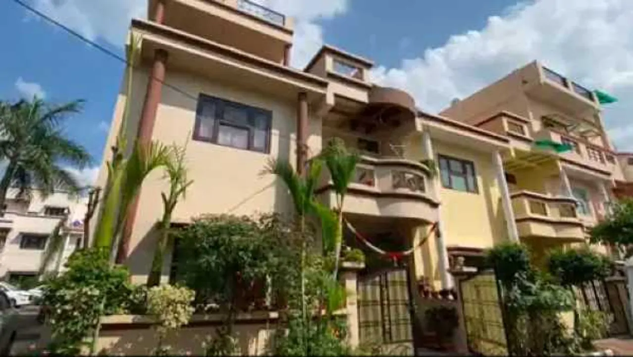 देवास का घूसखोर रेंजर: डेढ़ करोड़ का बंगला, 17 बीघा जमीन समेत लग्जरी कारें मिली
