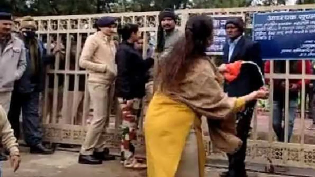 लक्ष्मीबाई की समाधि का शुद्धिकरण: सिंधिया ने टेका था माथा, कांग्रेस गंगाजल लेकर पहुंचीं