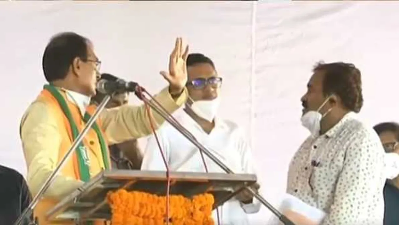 जनदर्शन यात्रा: जनता ने बताई योजना की हकीकत तो अफसरों पर बरसे CM शिवराज
