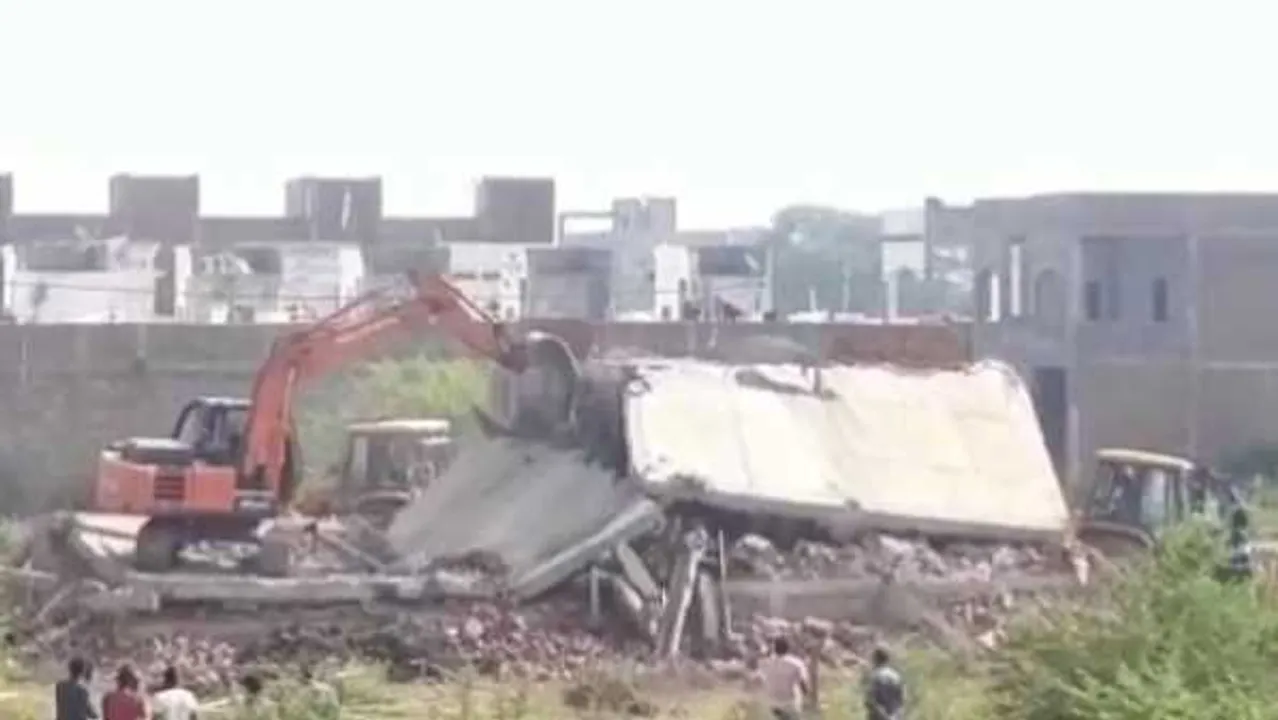 जबलपुर: भू-माफिया हाजी का अवैध निर्माण ढहाया, 5 करोड़ की जमीन मुक्त कराई