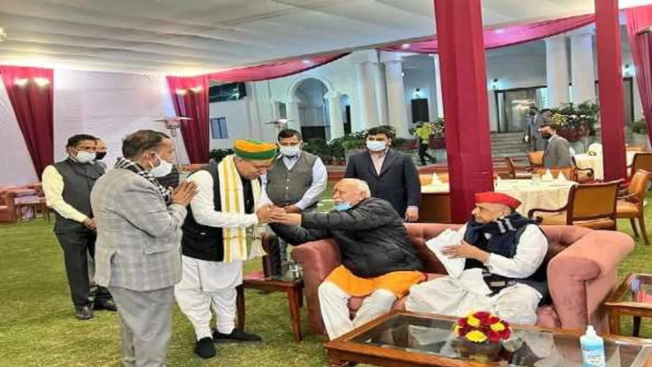 भागवत और मुलायम की मुलाकात: राजनीतिक गलियारों में चर्चा का विषय, कांग्रेस ने कसा तंज 